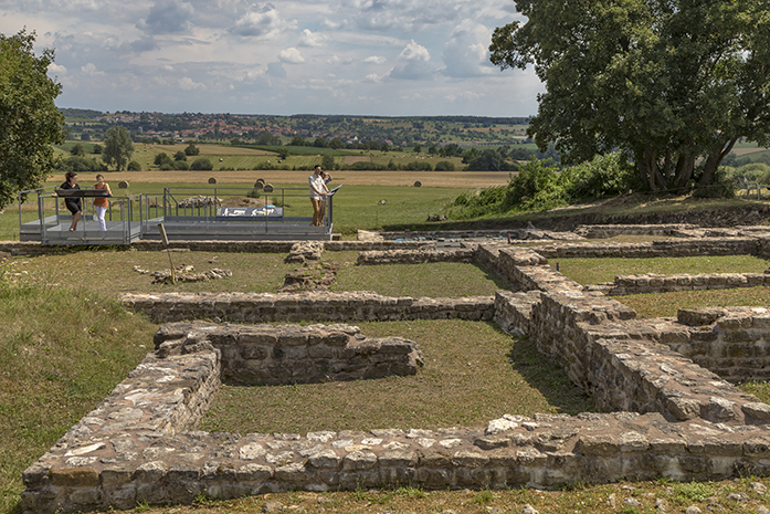 Vue de visiteurs sur la plateforme d'observation du site archéologique du Gurtelbach à Dehlingen