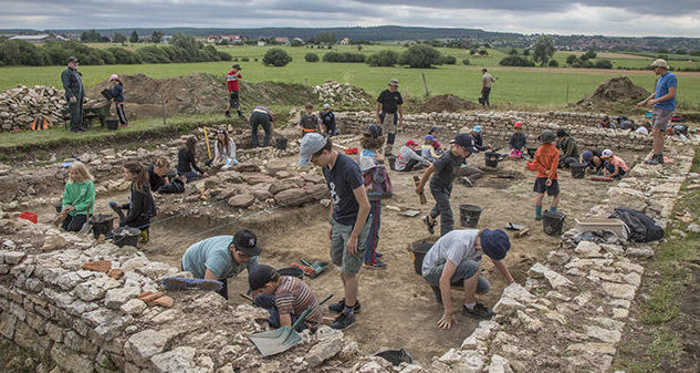 La SRAAB fouille sur le site B du Gurtelbach avec une classe d'écoliers