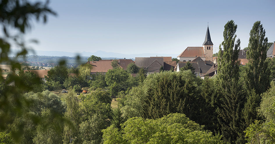 Vue du village de Dehlingen depuis e la façade sud du CIP La Villa, musée d’archéologie, par les hauteurs du village de Dehlingen depuis les sentiers d'interprétation