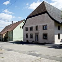 Vue du CIP La Villa par la route principale traversant le village de Dehlingen par une journée ensoleillée