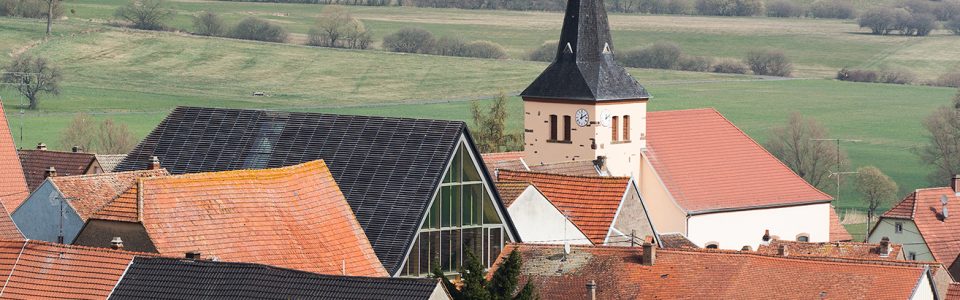 Vue de la façade sud du CIP La Villa, musée d’archéologie, par les hauteurs du village de Dehlingen. Belle carte postale de la campagne d'Alsace Bossue